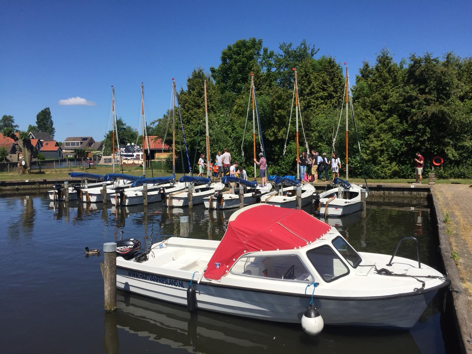 Tour- of visboot van Marina Resort Hart van Friesland in Uitwellingerga
