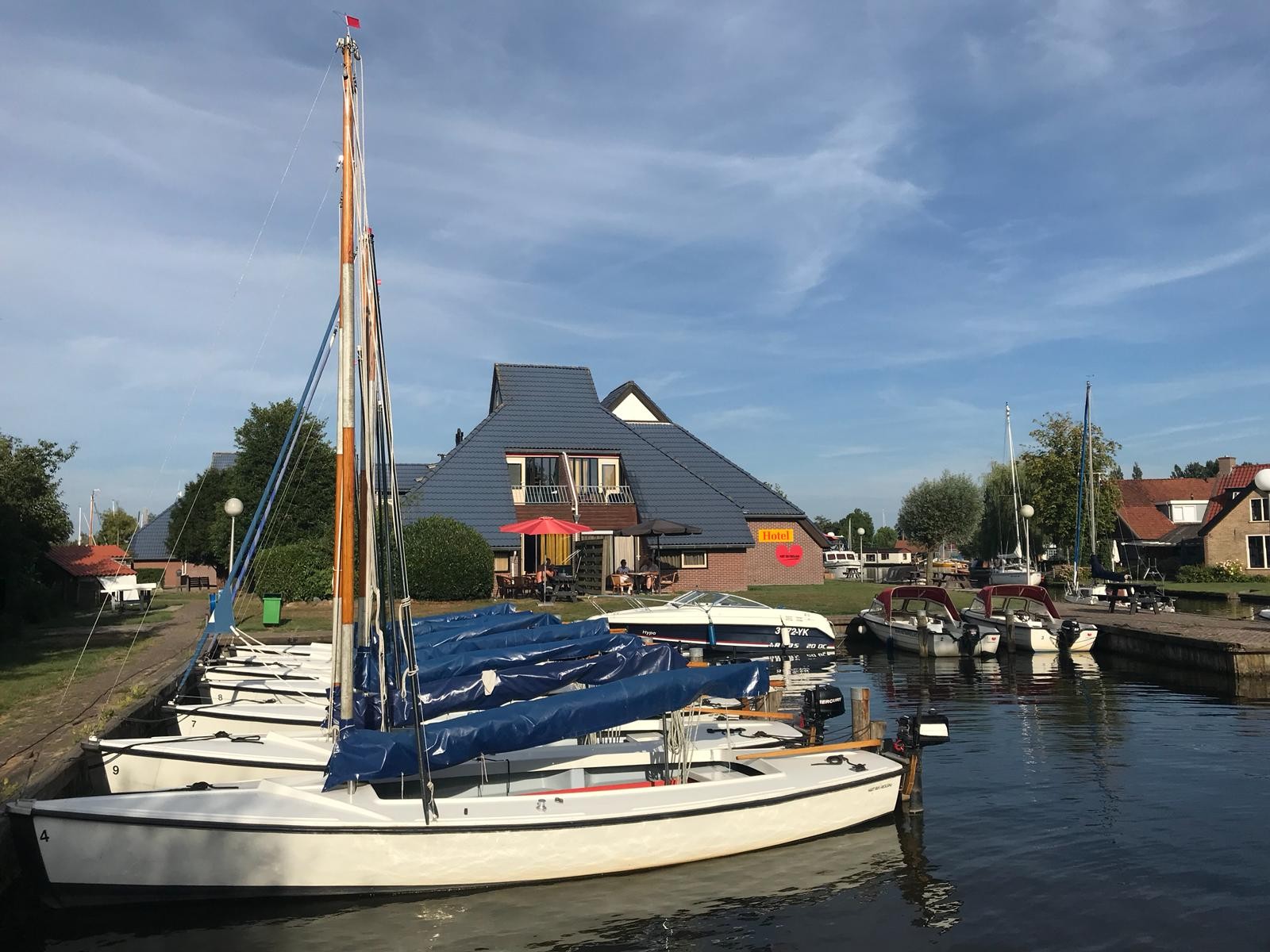 Polyvalk zeilboot met motor van Marina Resort Hart van Friesland in Uitwellingerga