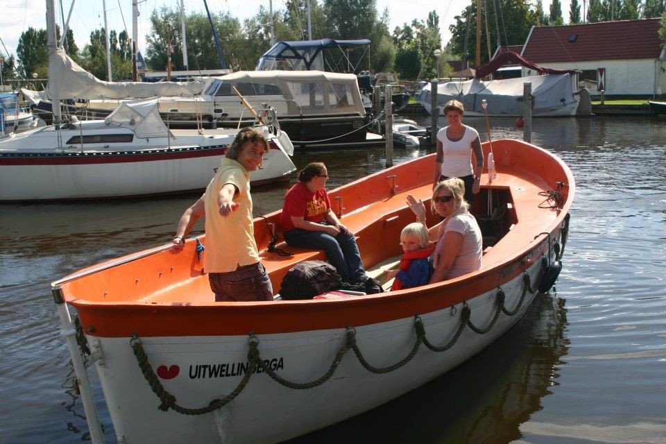 Historische reddingssloep van Marina Resort Hart van Friesland in Uitwellingerga